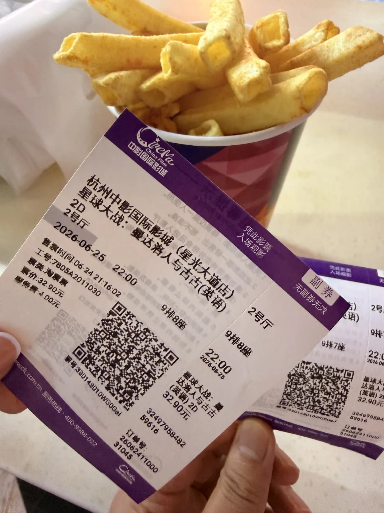 电影票和爆米花放在一起的照片