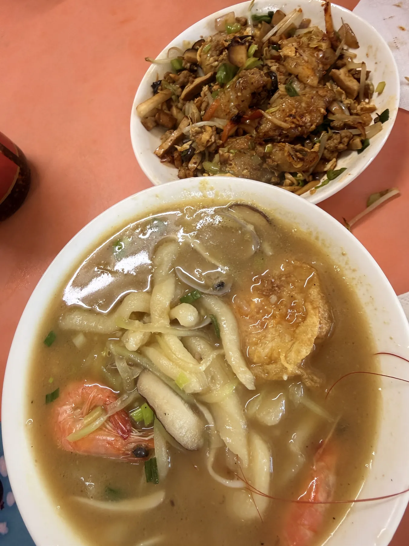 一碗浓稠的海鲜羹面配一盘家常小炒